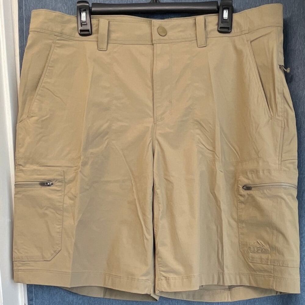 L. L. Bean Men’s Brown 38x10 Tan Cargo Pockets Hiking shorts Item 506424